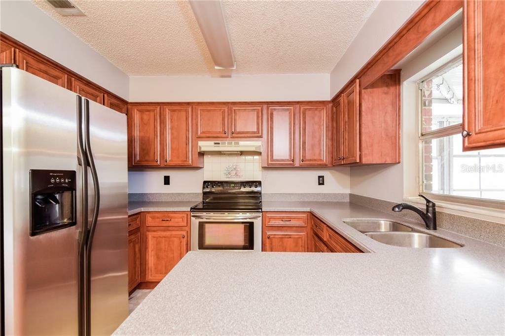 Property Photo: 2216 Valleybrook Avenue FL 33594