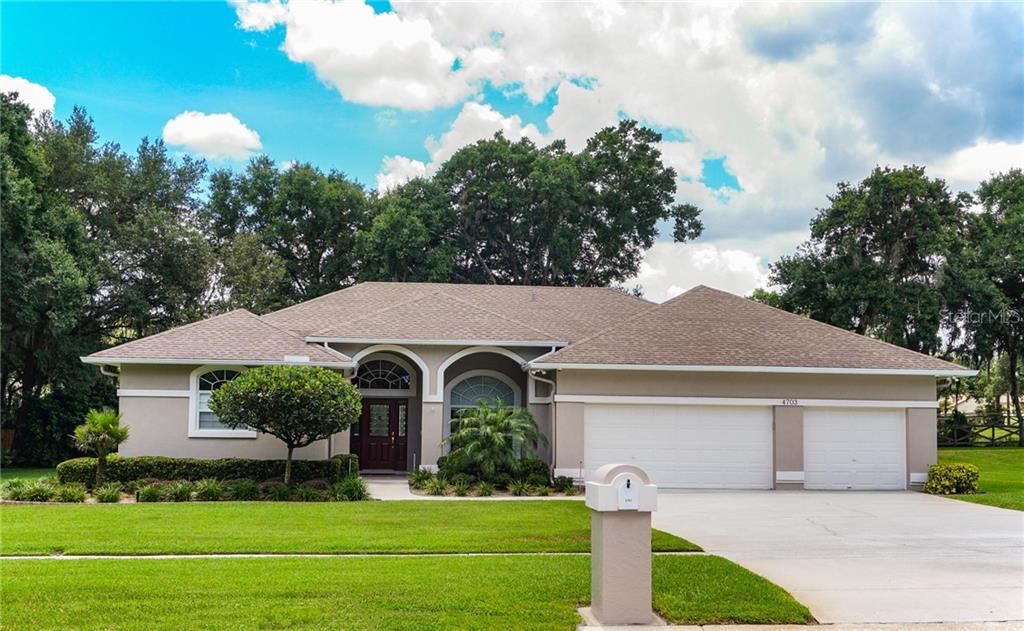 Property Photo: 4703 White Cliff Place FL 33527