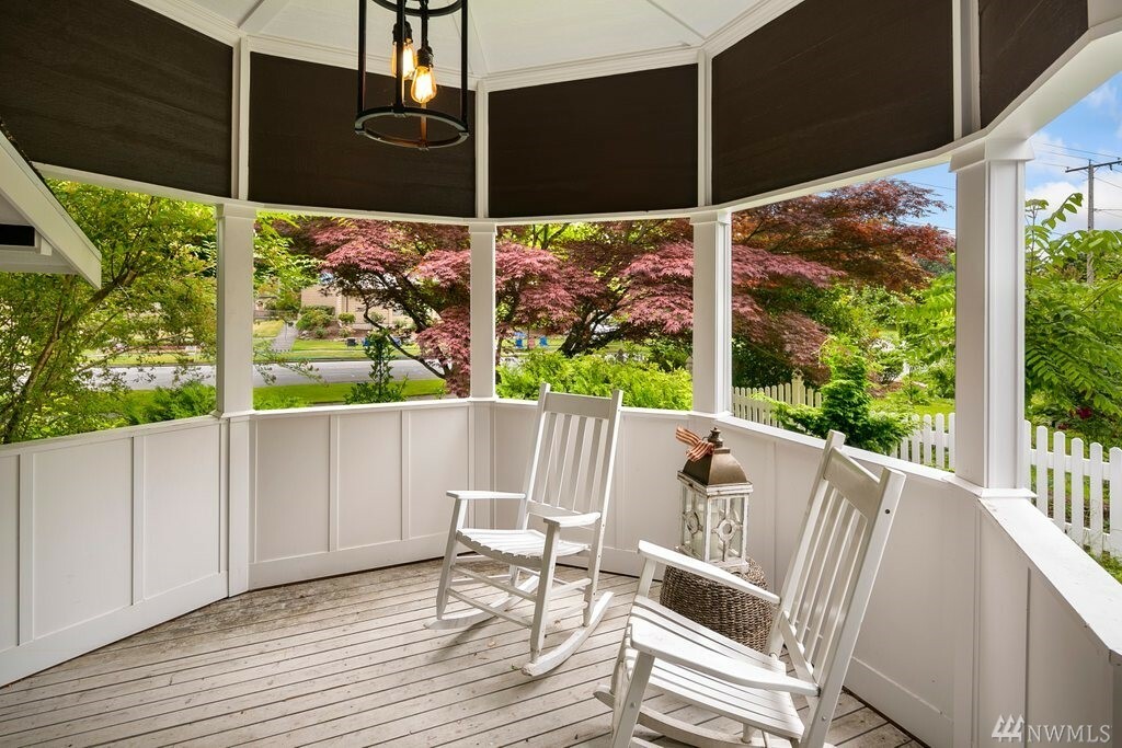Property Photo: 708 Ferry St WA 98284