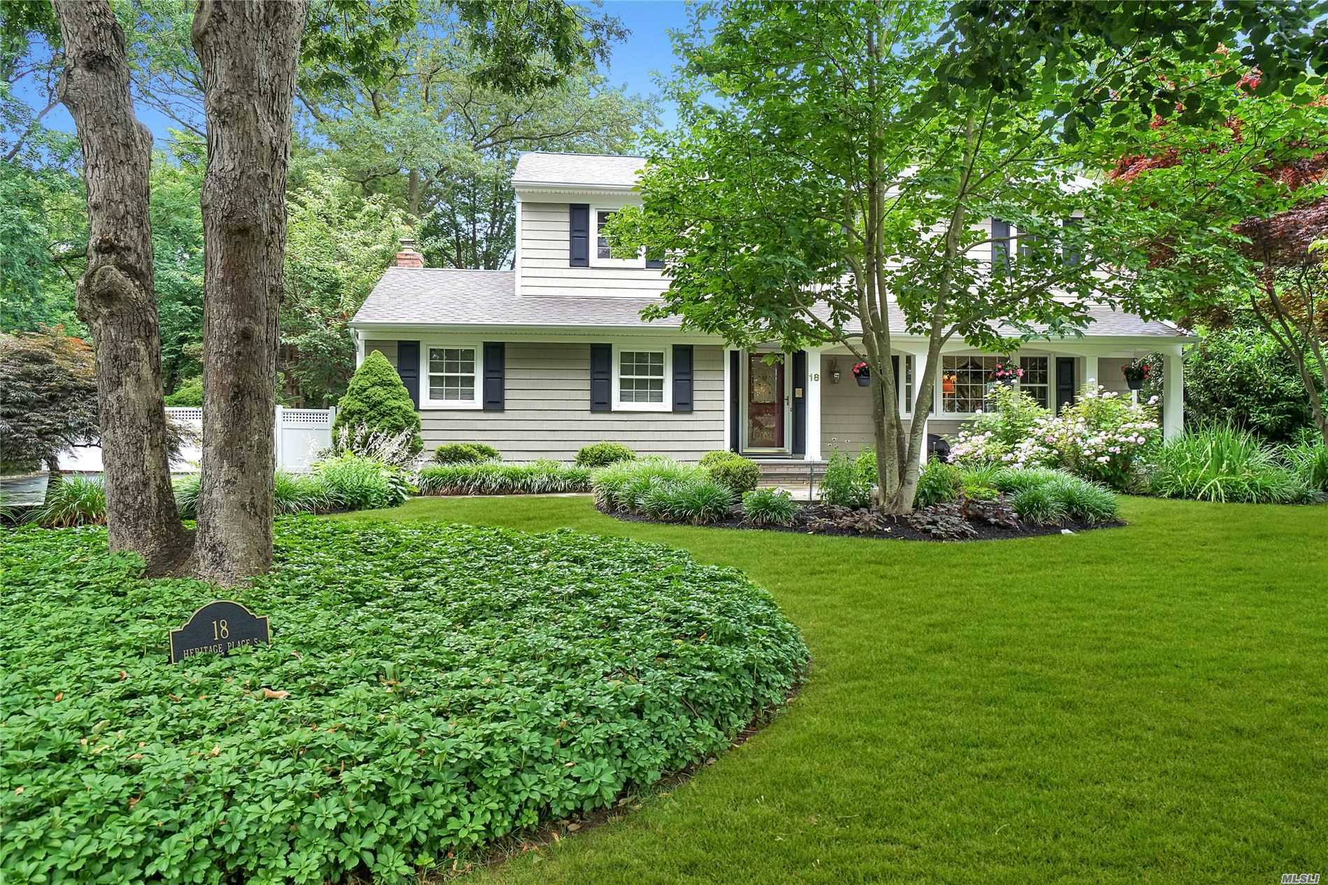 Property Photo:  18 S Heritage Pl Sout  NY 11767 