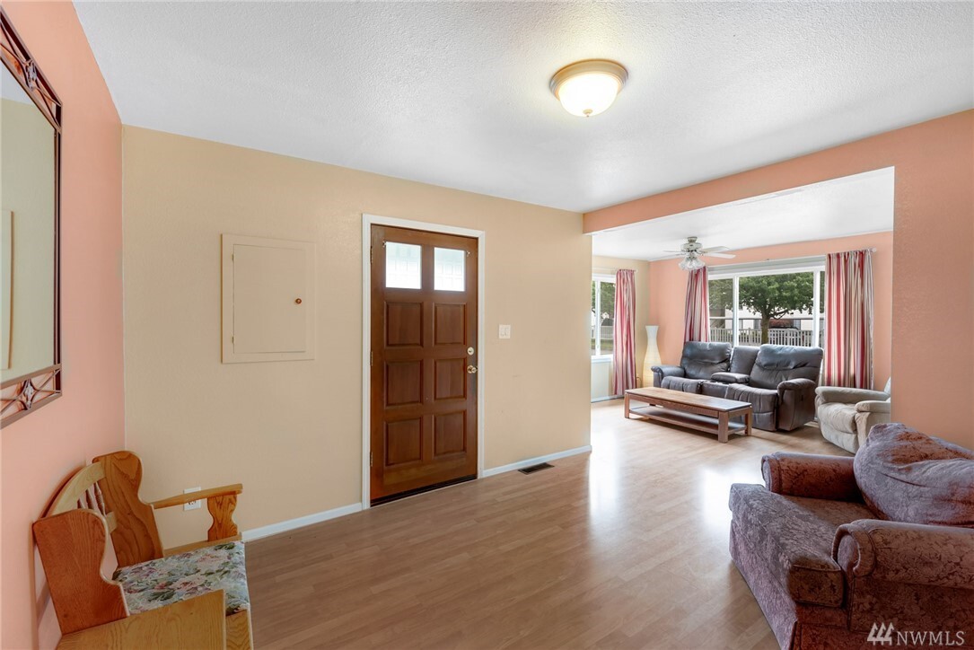 Property Photo:  1204 Davis Avenue  WA 98022 