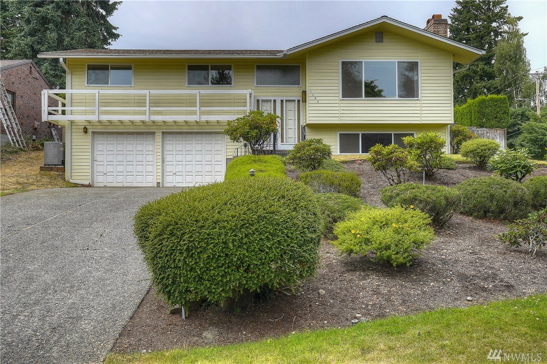 Property Photo:  1080 Claremont Ct  WA 98466 