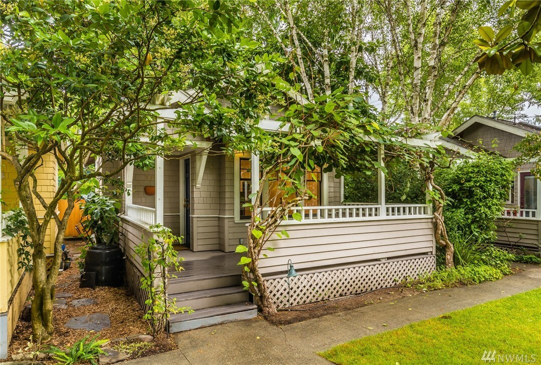 Property Photo:  2120 E Pine St  WA 98122 