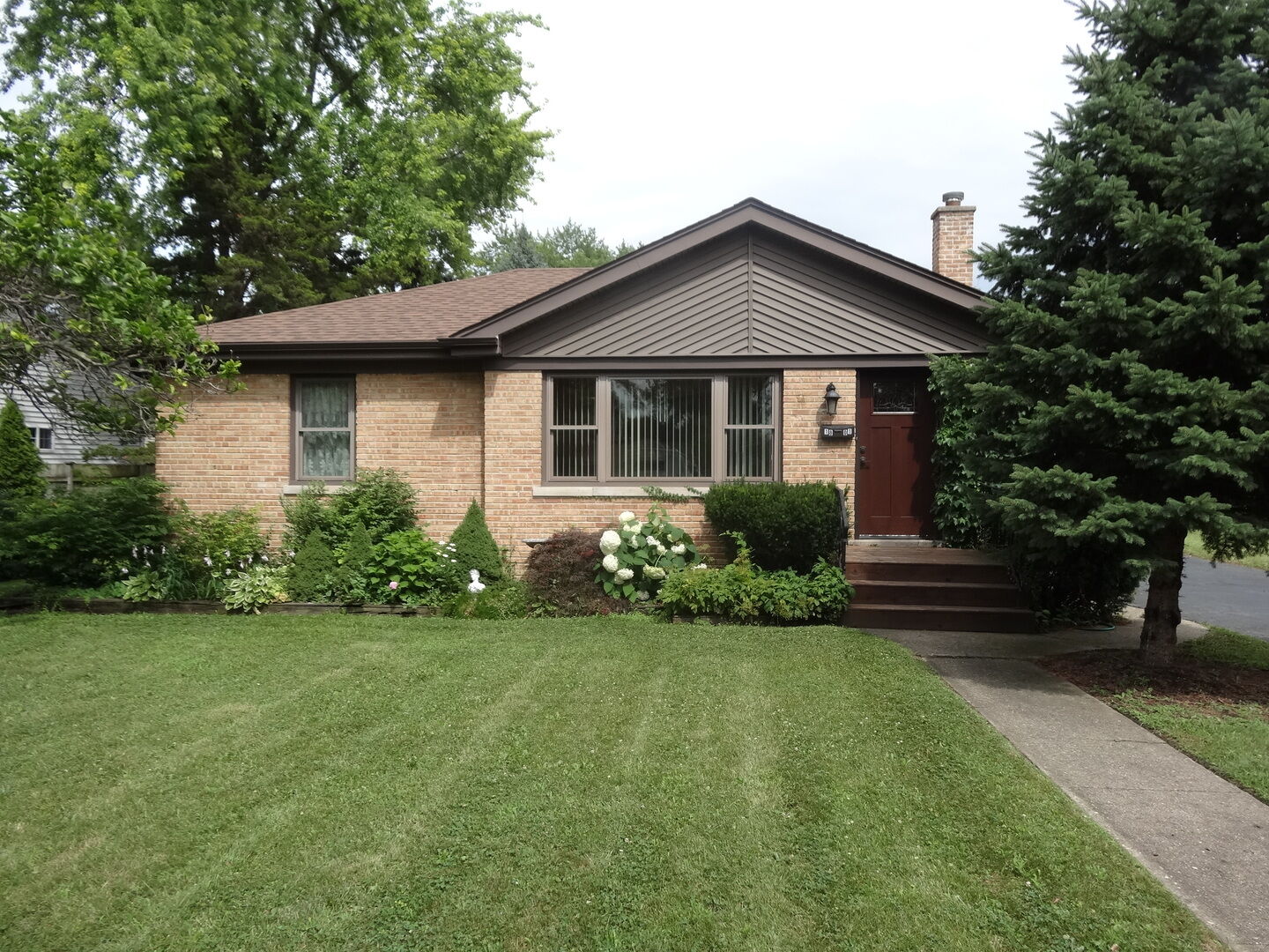 Property Photo:  1801 Dexter Lane  IL 60018 