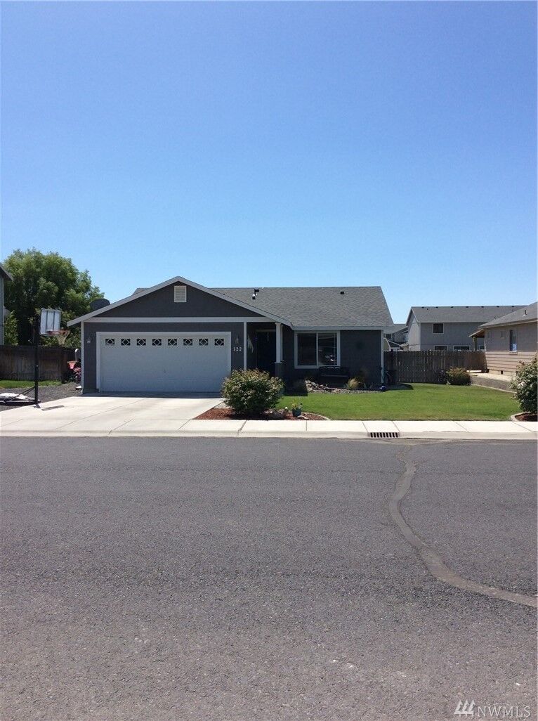 Property Photo:  122 I St NE  WA 98848 