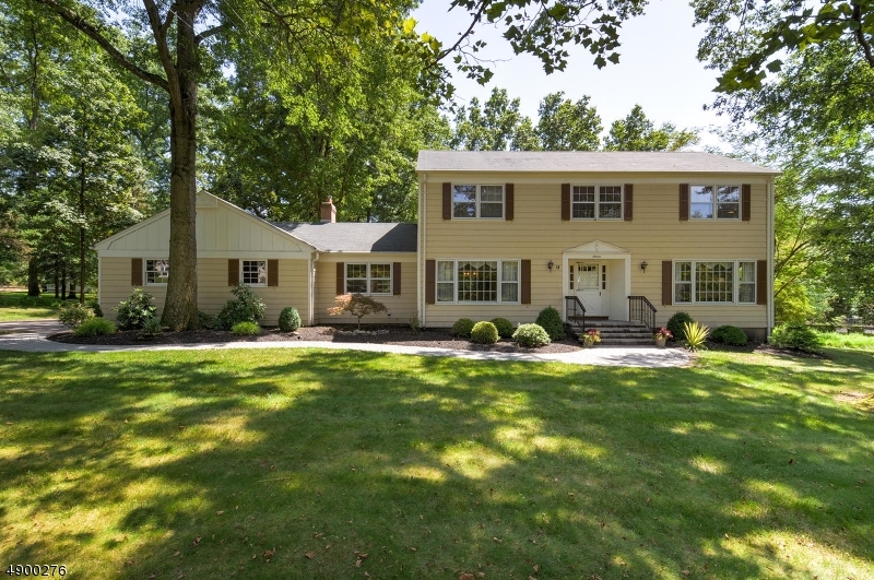 Property Photo:  16 Heather Hill Way  NJ 08807 