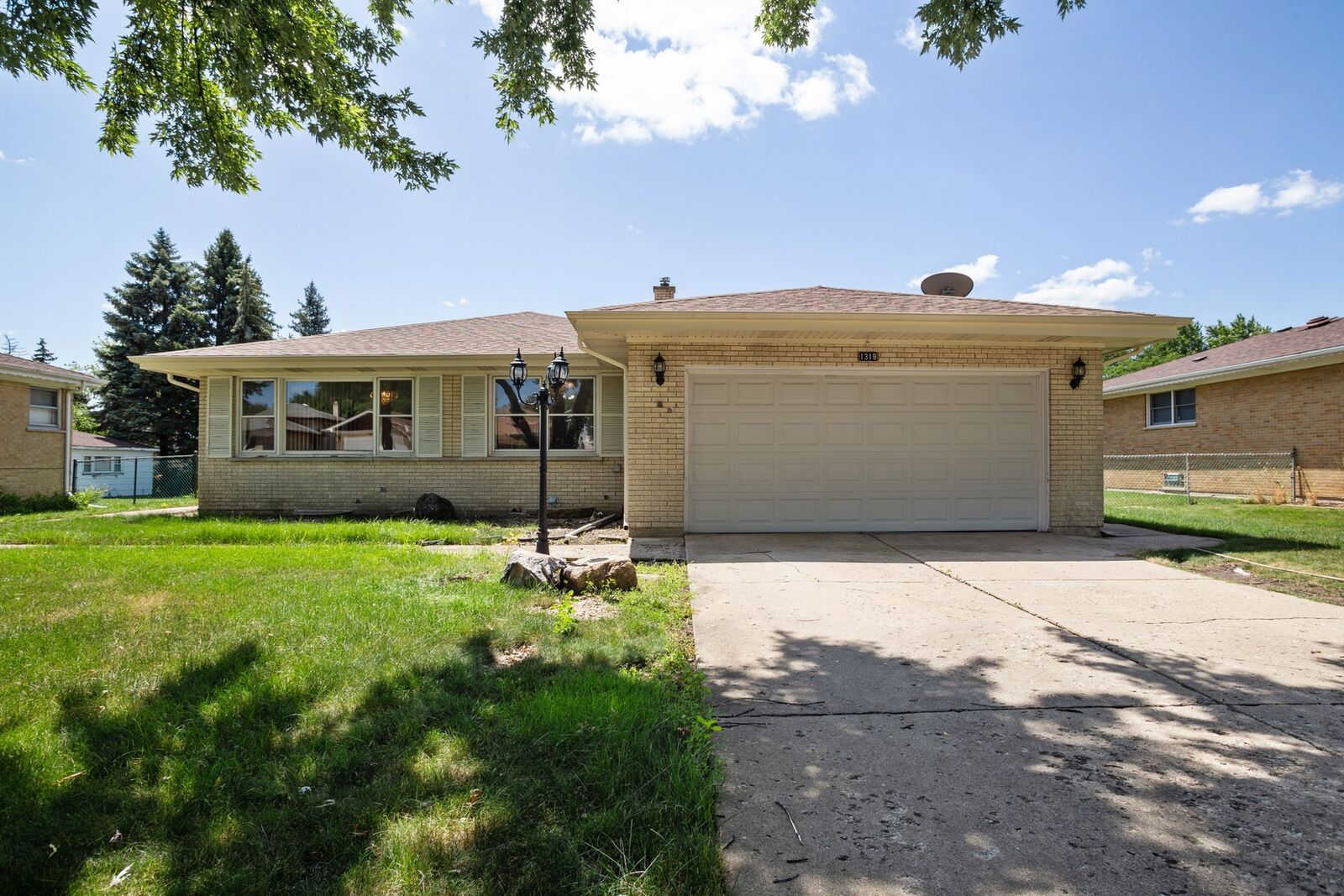 Property Photo: 1319 West Amelia Lane IL 60101