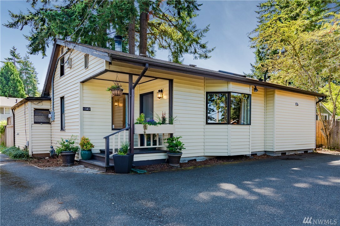 Property Photo:  1343 N 167th St  WA 98133 