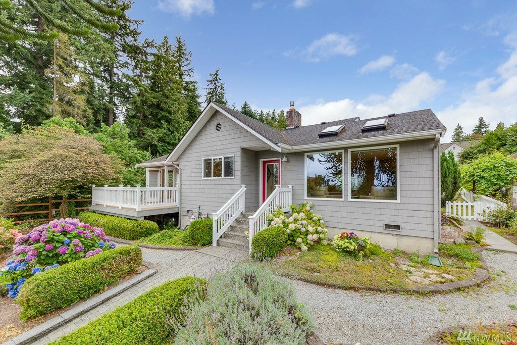 Property Photo:  4208 Olive St  WA 98203 