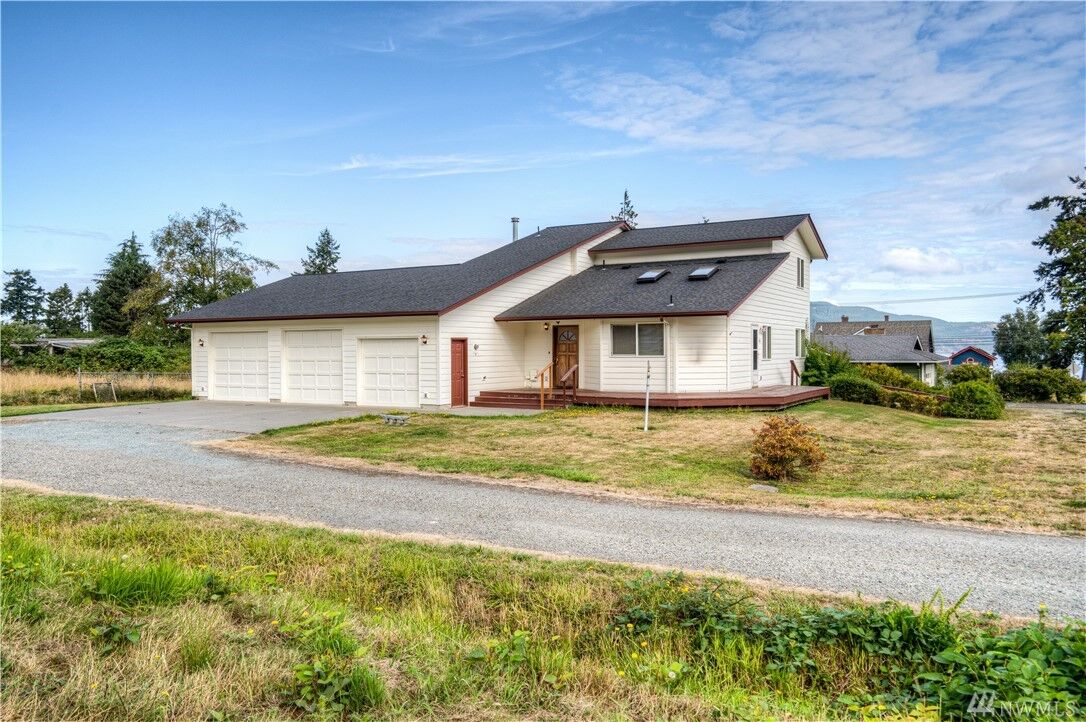 Property Photo:  1218 Dakota Ave  WA 98221 