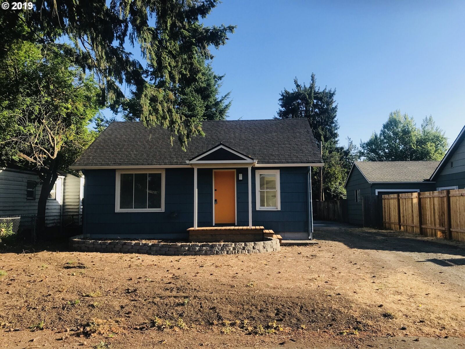 Property Photo: 922 M St OR 97477