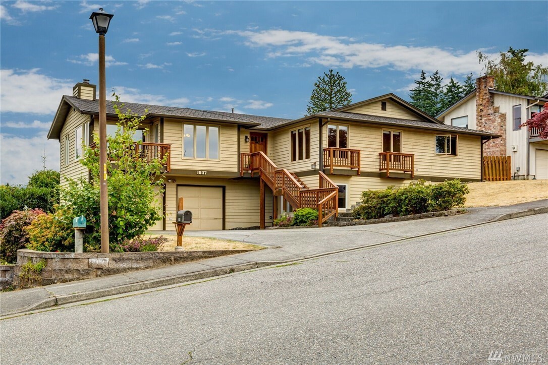 Property Photo:  1807 4th St  WA 98225 