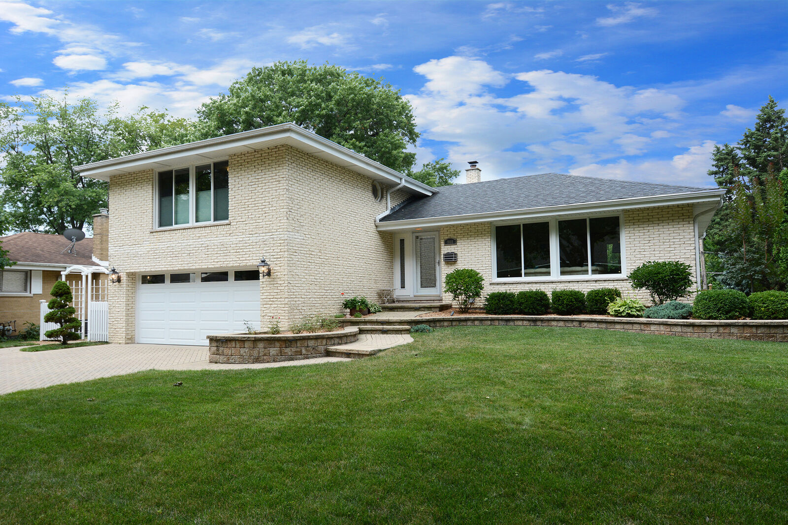 Property Photo:  908 South Kent Avenue  IL 60126 