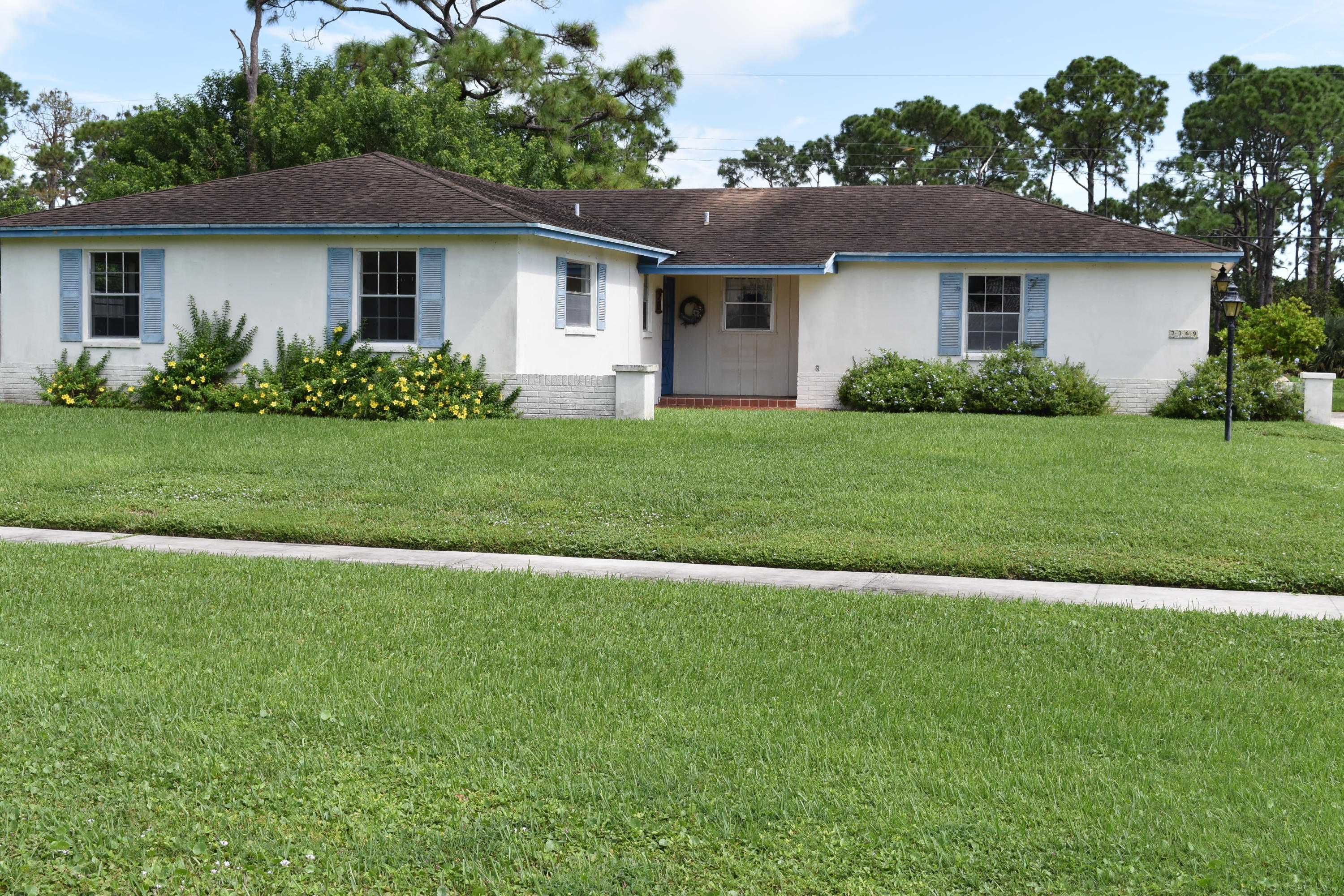 Property Photo: 7369 Oakmont Drive FL 33467