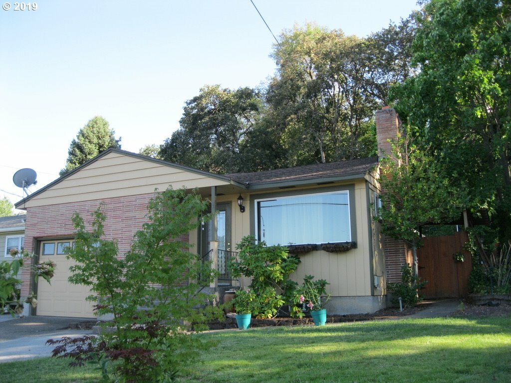 Property Photo:  810 E 16th Pl  OR 97058 