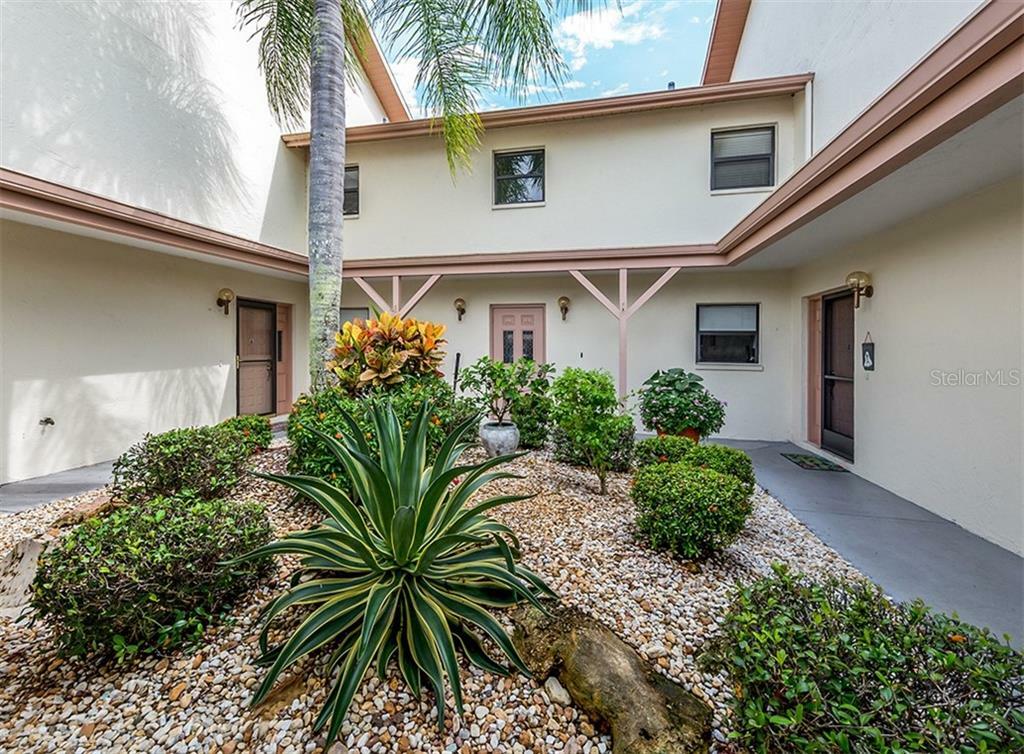 Property Photo: 1727 Lake Place 1727-D FL 34293