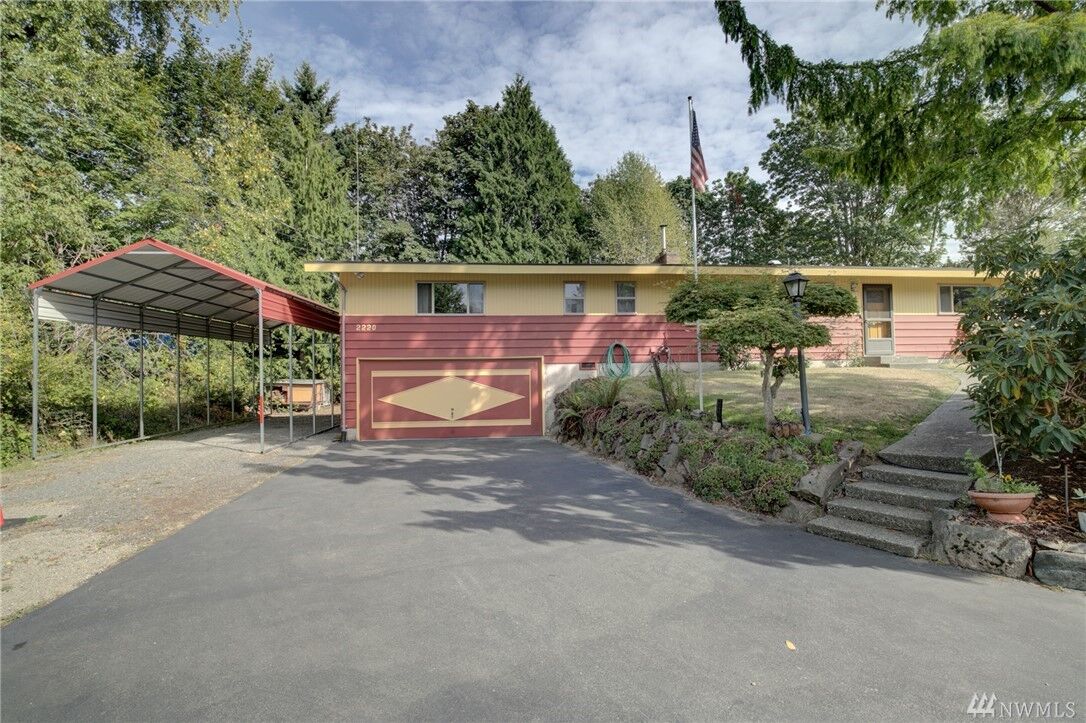 Property Photo: 2220 S Castle Wy WA 98036