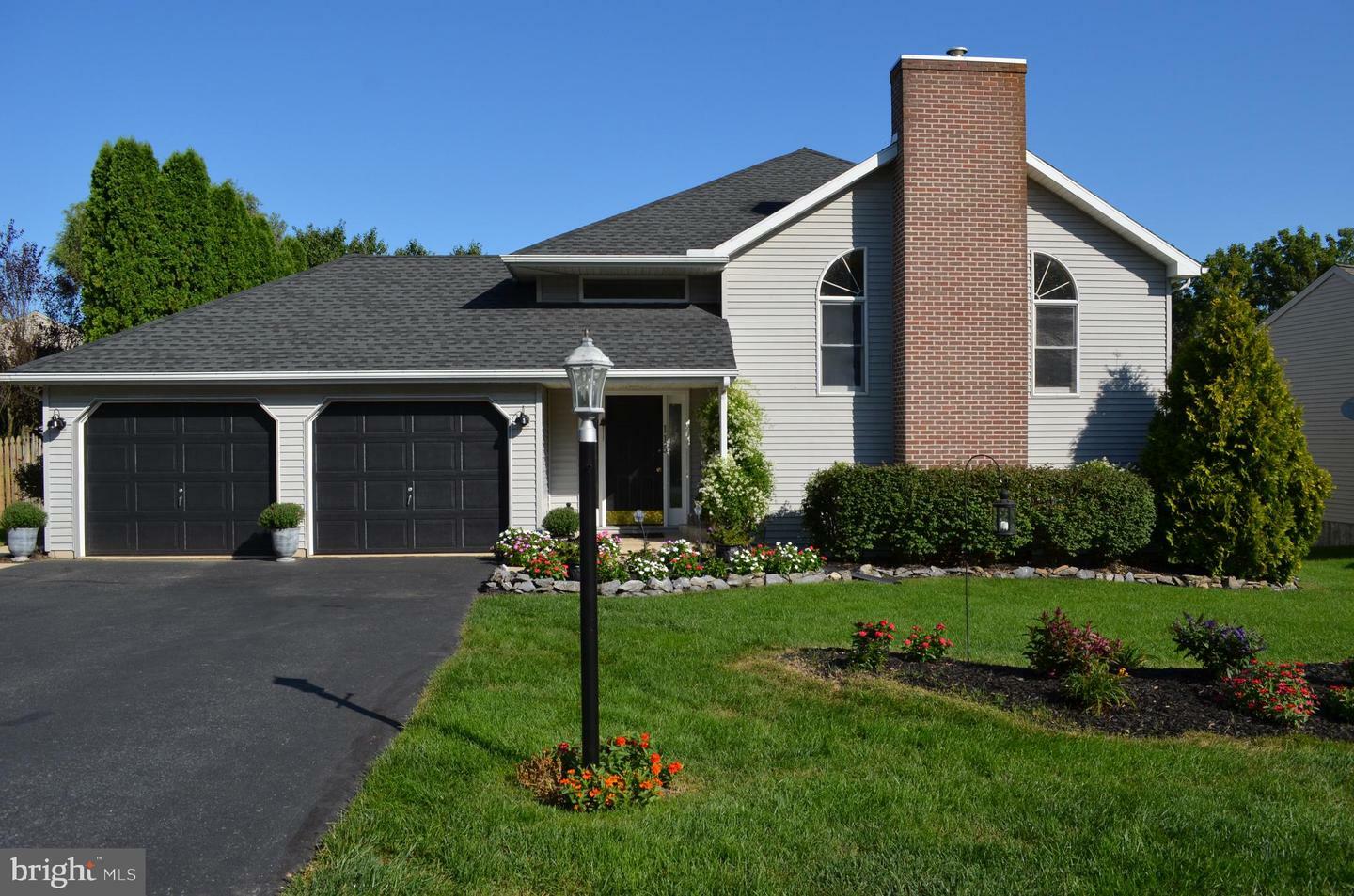 Property Photo:  115 Tiverton Court  PA 17042 