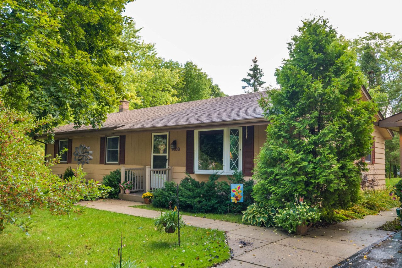 Property Photo:  1408 Maple Dr  WI 53033 