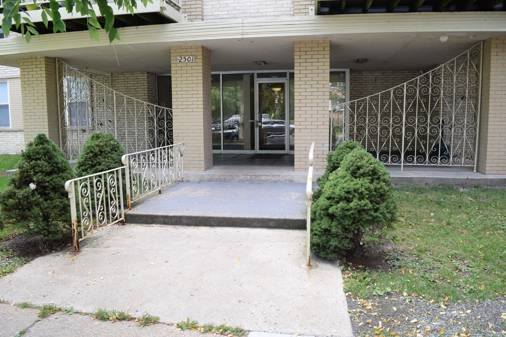 Property Photo:  2501 West Touhy Avenue 301  IL 60645 