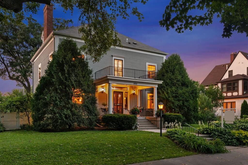 Property Photo:  1924 Kenwood Parkway  MN 55405 