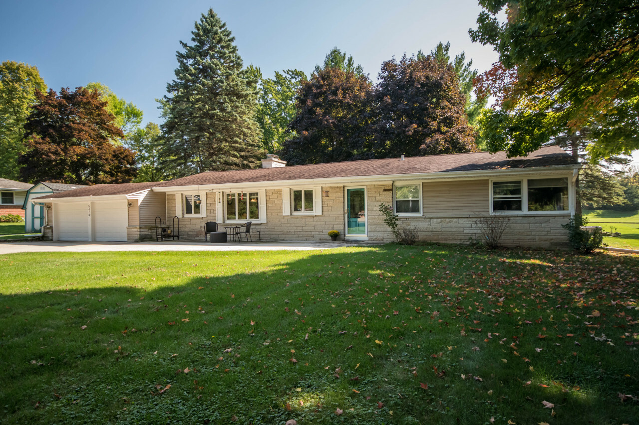 Property Photo:  5319 W Sunnyside Dr  WI 53092 