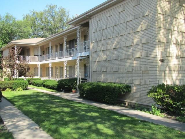 Property Photo:  725 Busse Highway 9  IL 60068 
