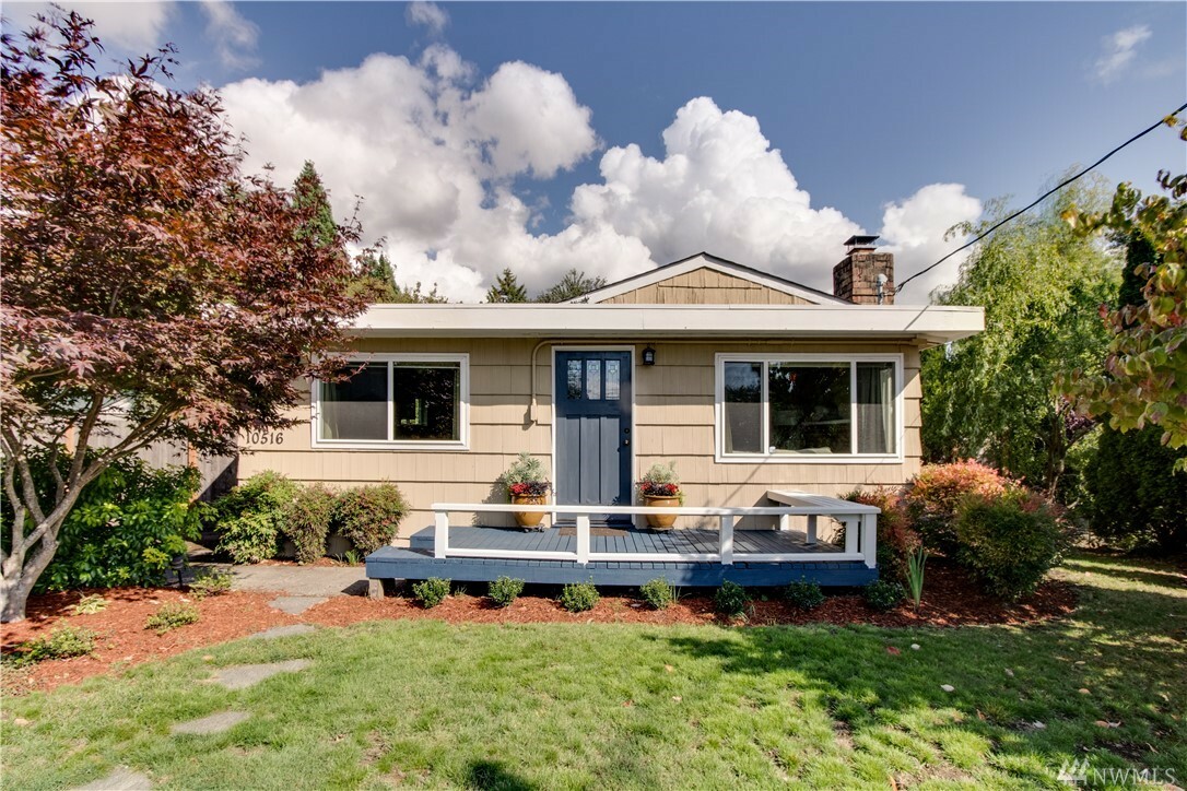 Property Photo:  10516 Ashworth Ave N  WA 98133 