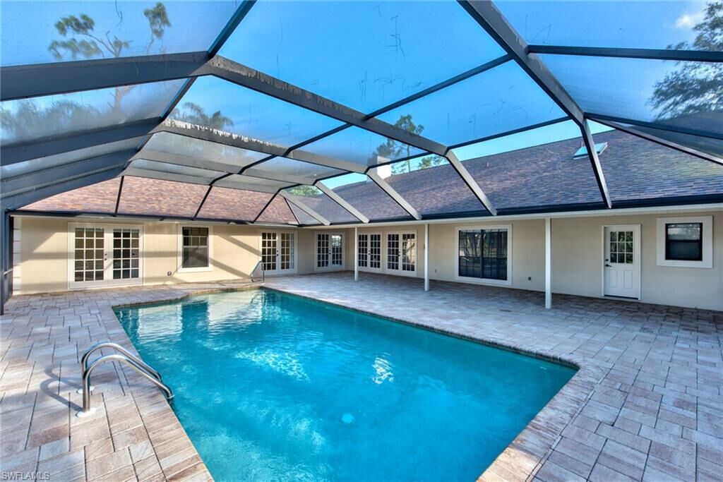 Property Photo: 131 Edgemere Way FL 34105