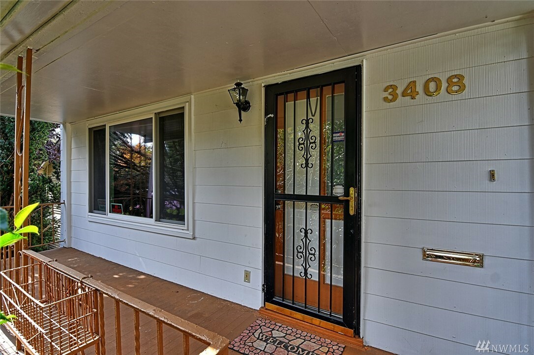 Property Photo:  3408 Rockefeller Ave  WA 98201 