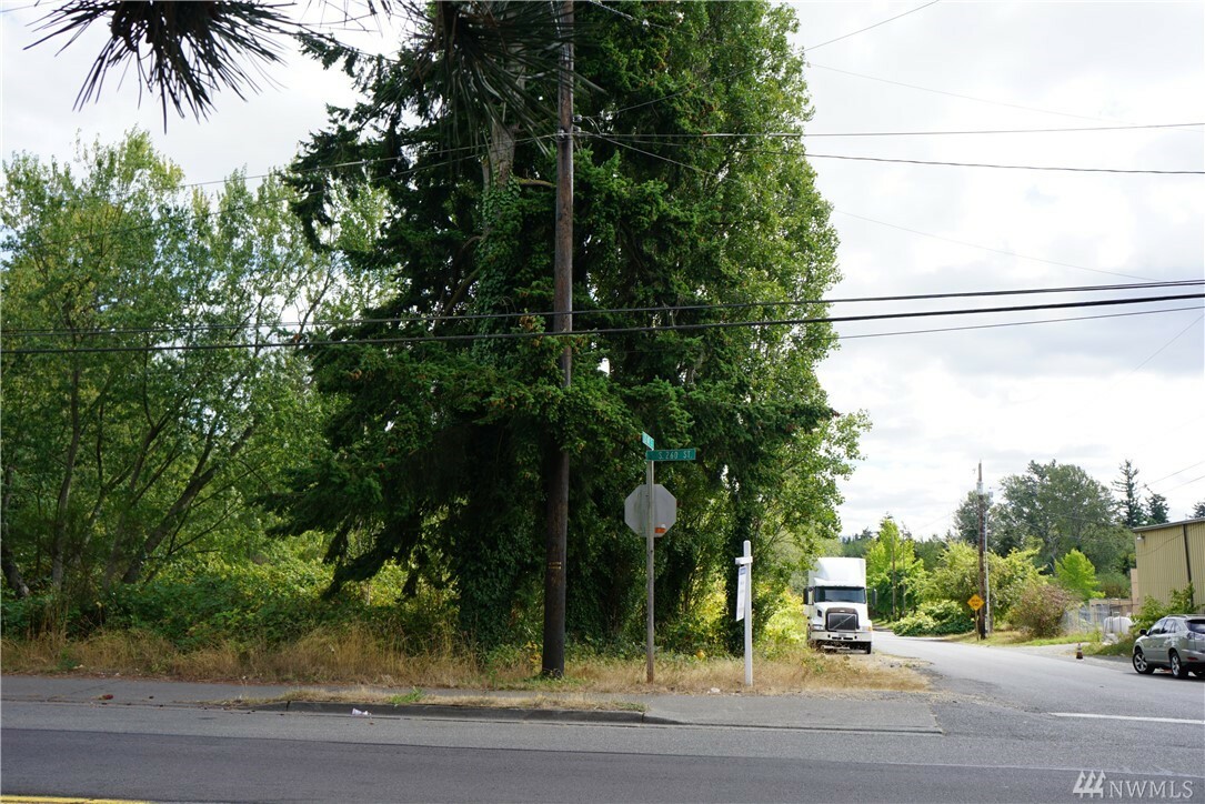 Property Photo:  260 S 25th Ave S  WA 98032 