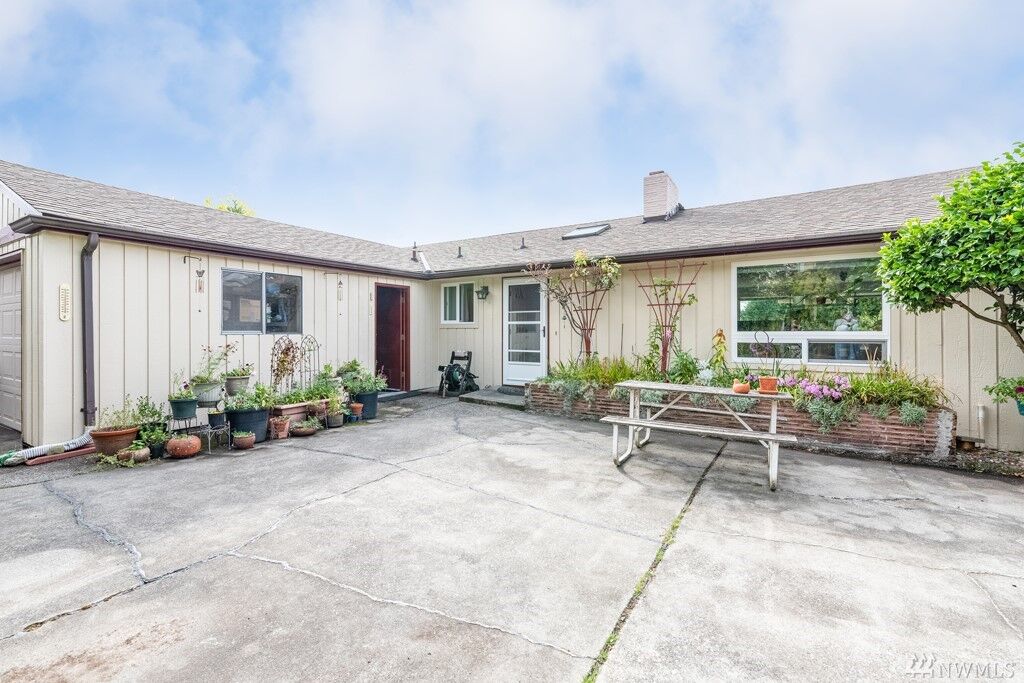 Property Photo:  1137 N James Street  WA 98406 
