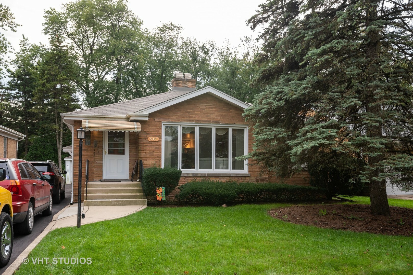 Property Photo:  547 Selborne Road  IL 60546 