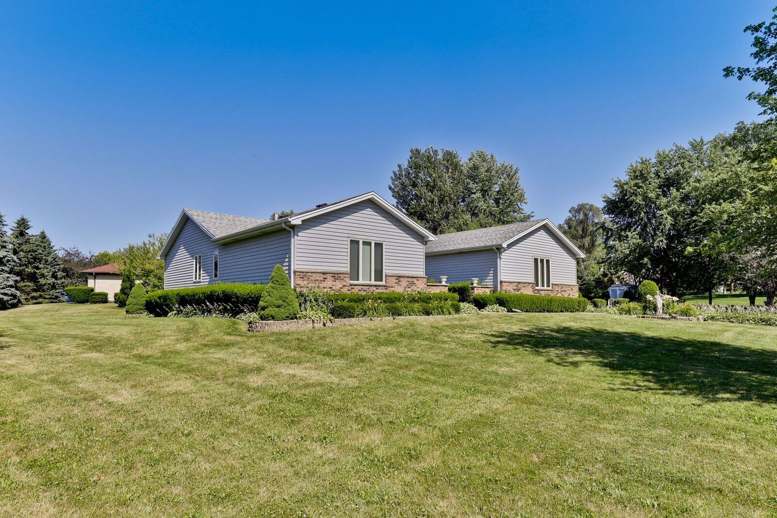 Property Photo:  315 Pierce Street  IL 60136 