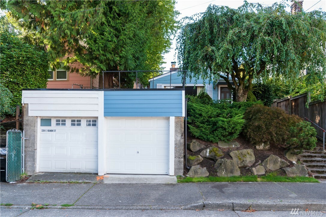 Property Photo:  2205 E Roanoke St  WA 98112 