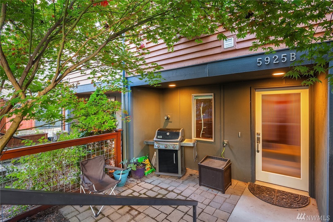 Property Photo: 5925 California Avenue SW B WA 98136