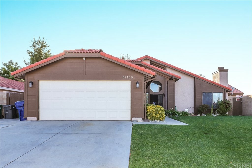 Property Photo:  37133 Dawson Drive  CA 93550 