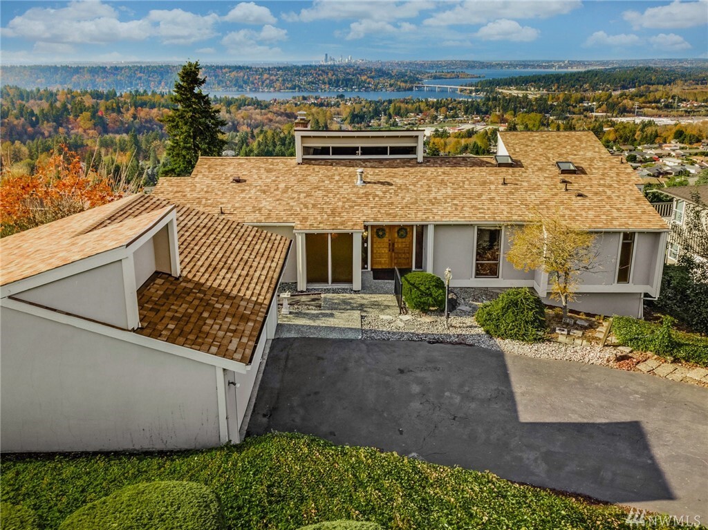 Property Photo: 4621 Somerset Place SE WA 98006