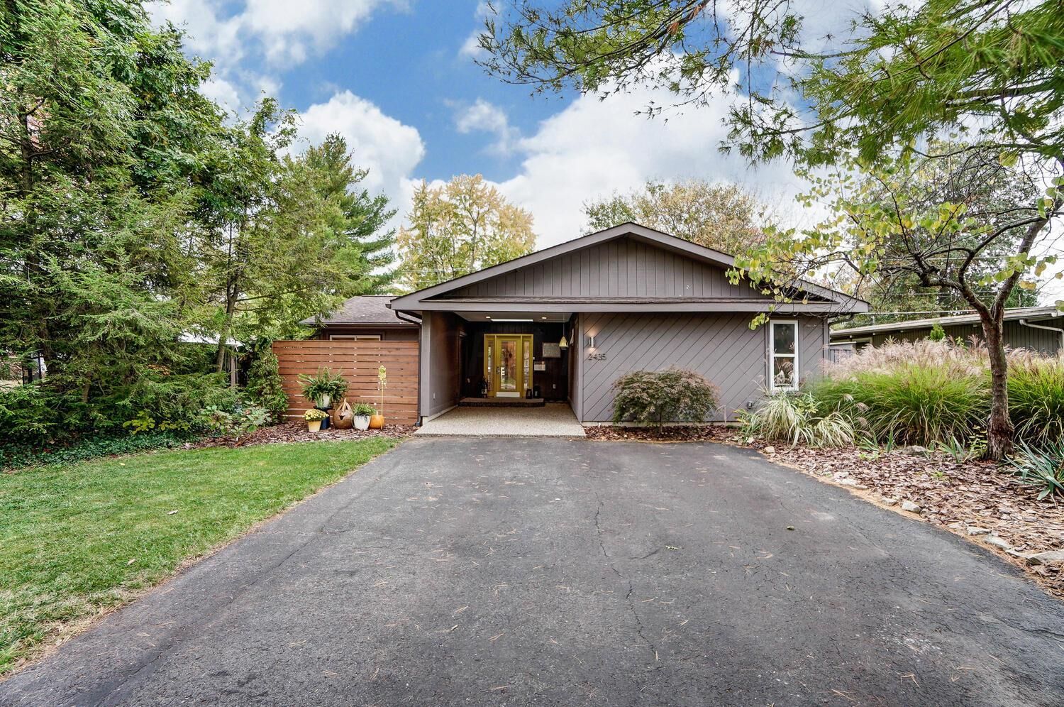 Property Photo:  2435 Edgevale Road  OH 43221 