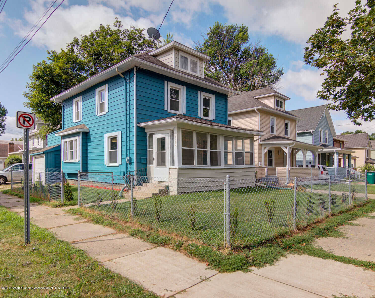 Property Photo: 1305 W Lenawee Street MI 48915
