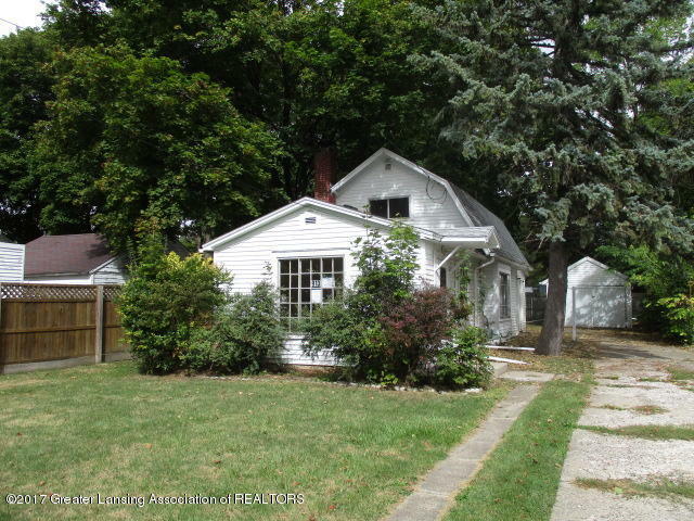 Property Photo:  913 Pacific Avenue  MI 48910 