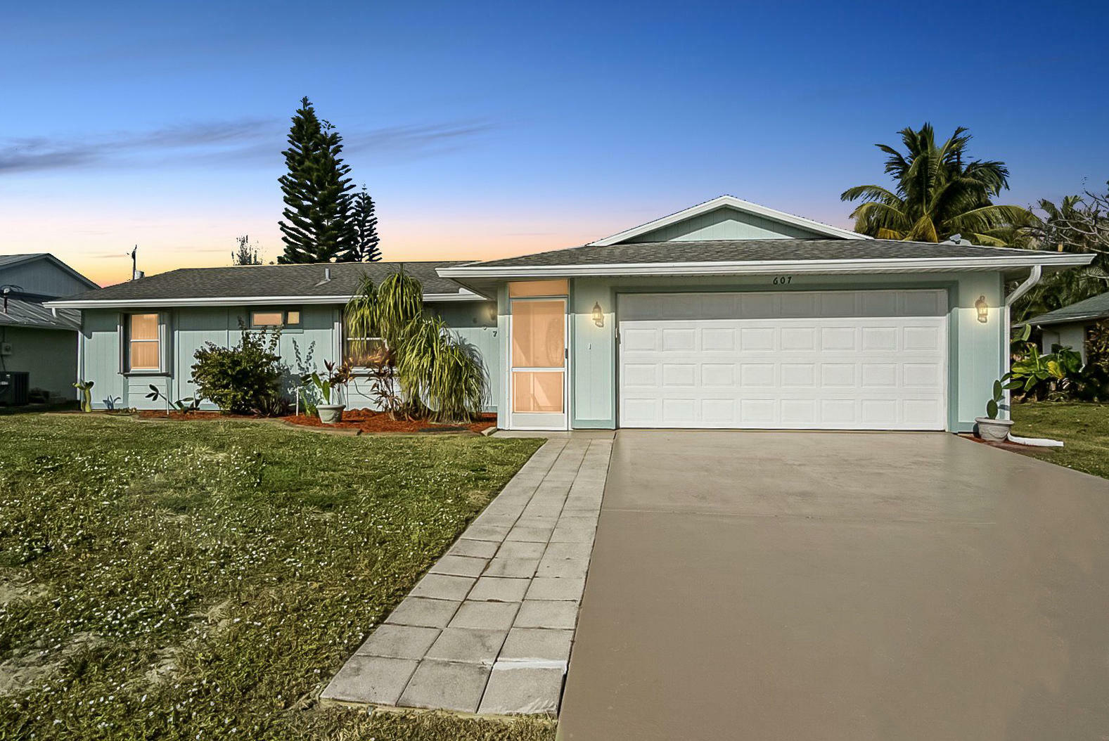 Property Photo:  607 SE Dean Terrace  FL 34953 