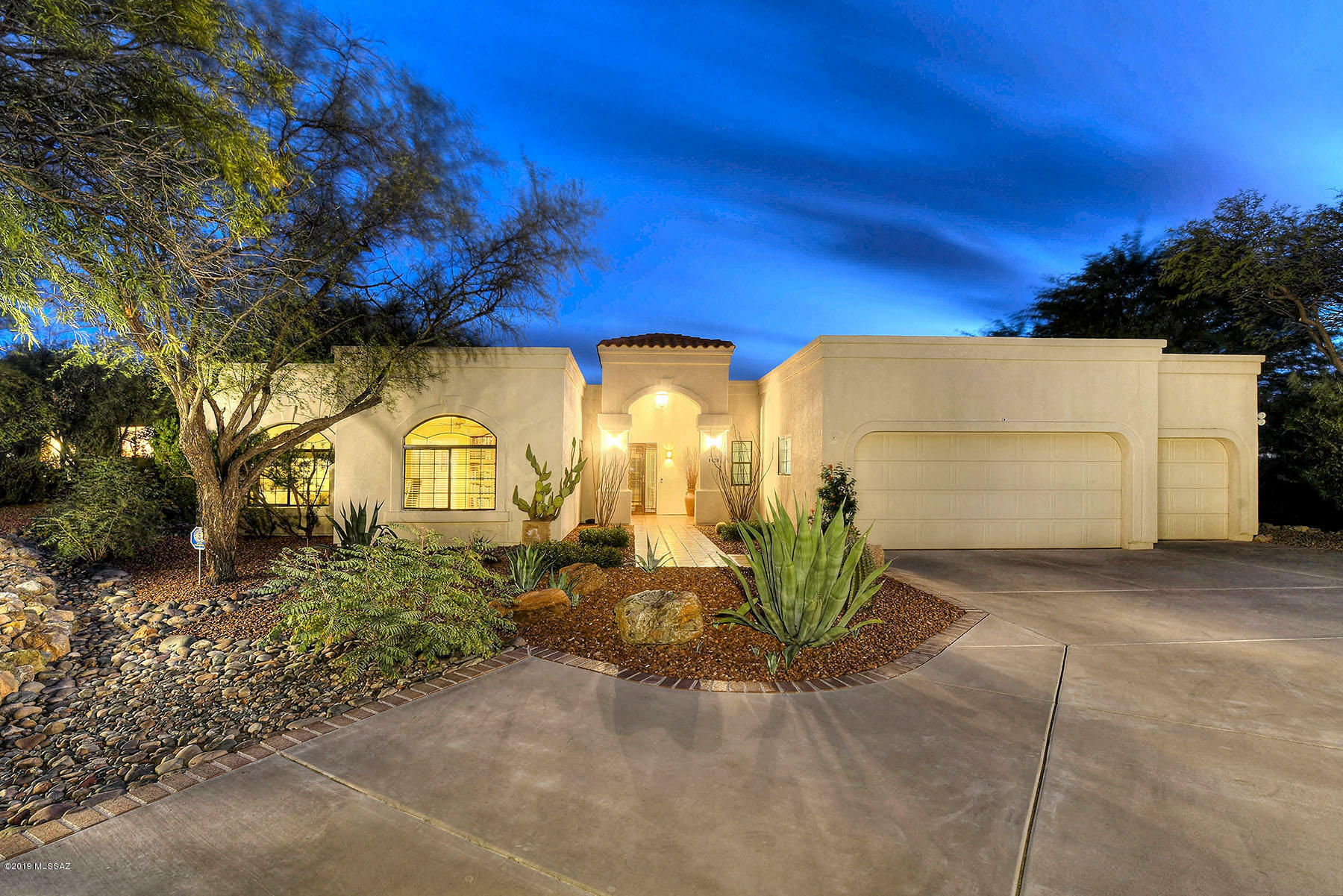 Property Photo:  1428 S Walnut Spring Place  AZ 85614 