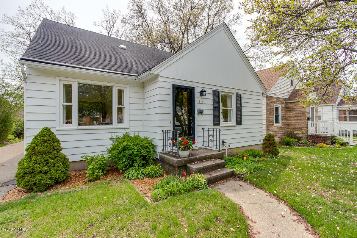 Property Photo:  914 Walsh Street SE  MI 49507 