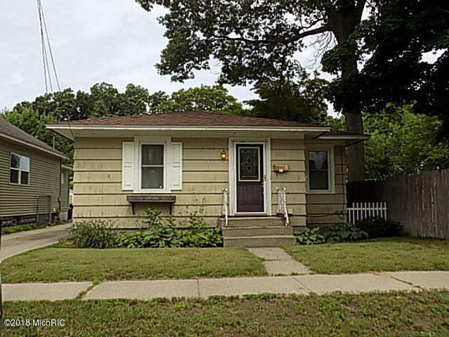 Property Photo:  1452 Palmer Avenue  MI 49441 