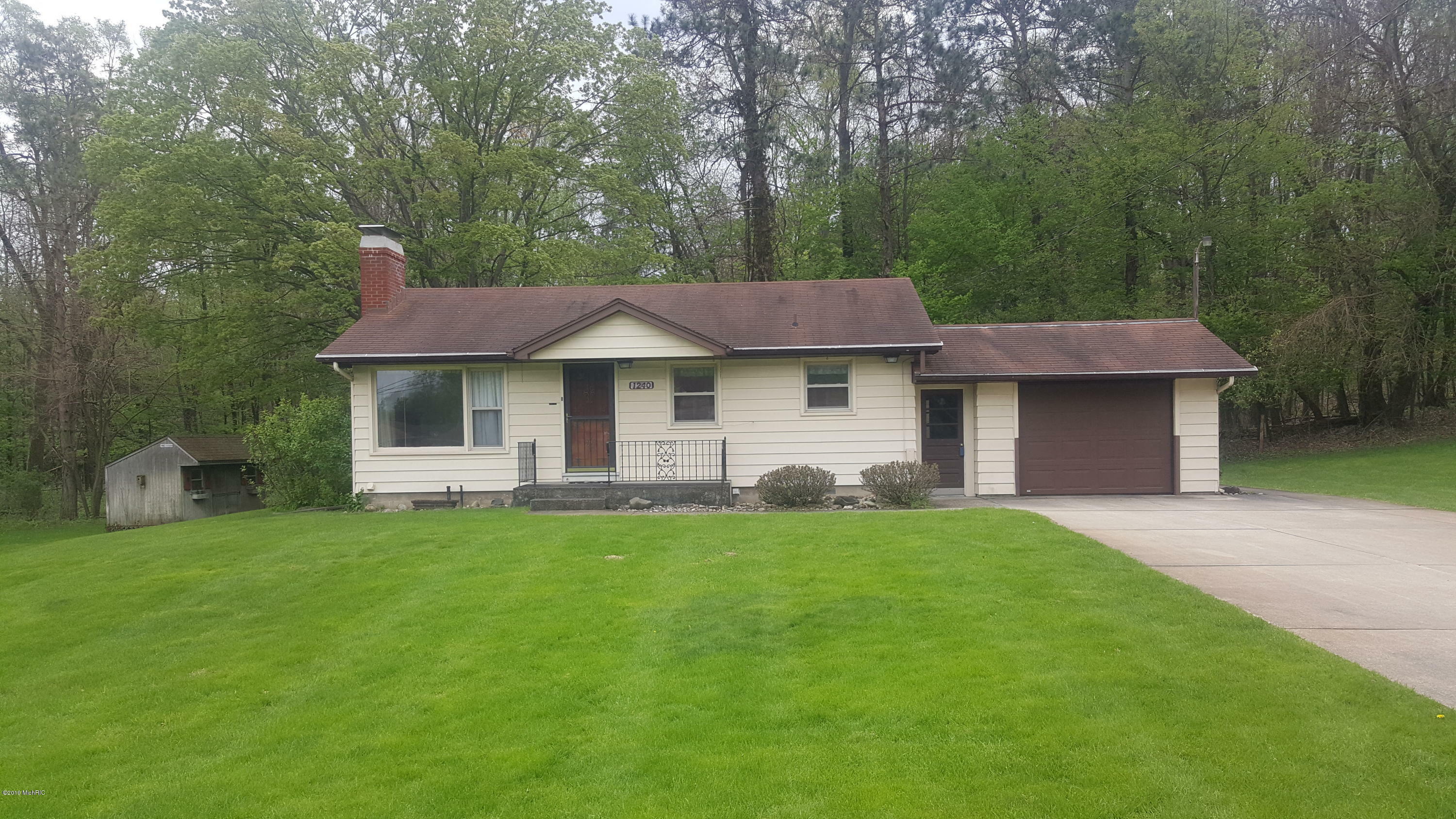 Property Photo:  1240 Woodland Avenue  MI 49120 