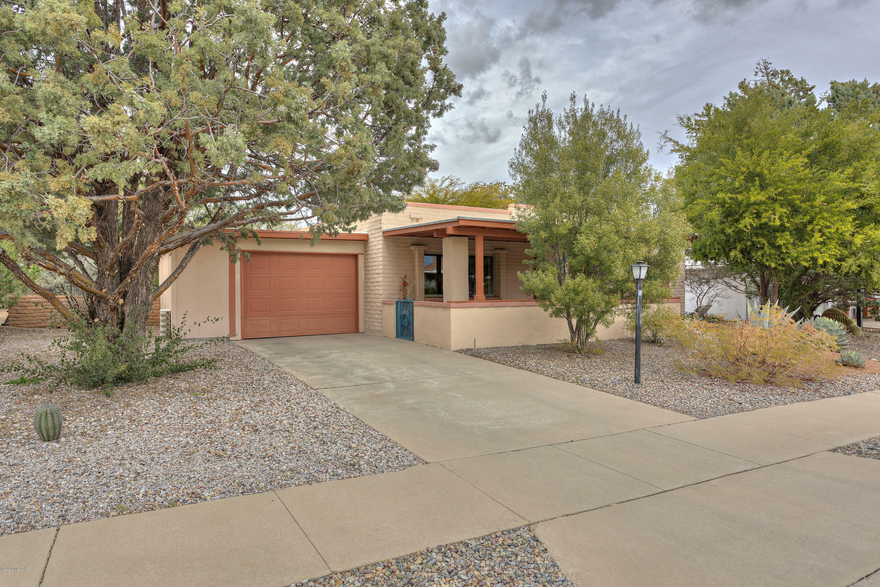 Property Photo:  211 E La Espina  AZ 85614 