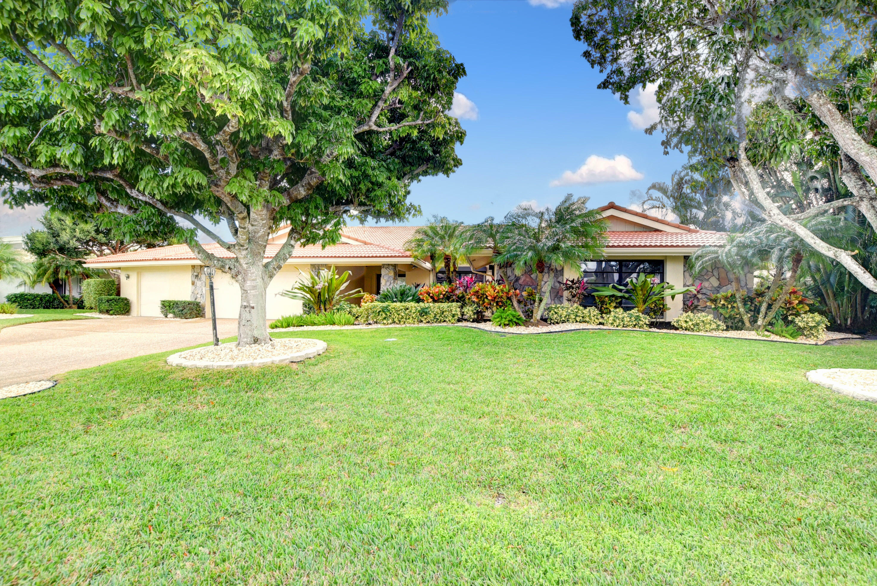 Property Photo: 5103 Pineview Circle FL 33445