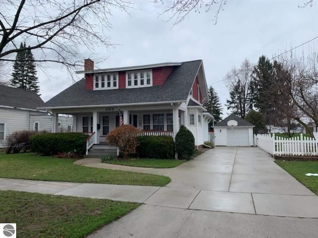 Property Photo:  303 E End Street  MI 48801 