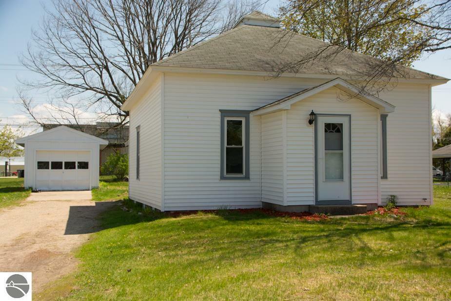 Property Photo:  511 S Walnut  MI 49646-0000 